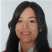 Profesora de música imparte clases a niños